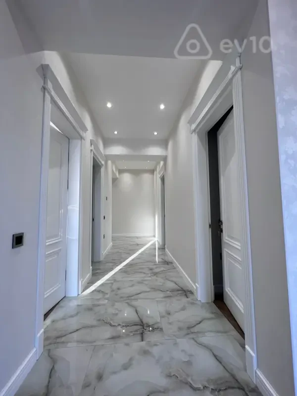 Kirayə verilir 3 otaqlı yeni tikili 145 m²