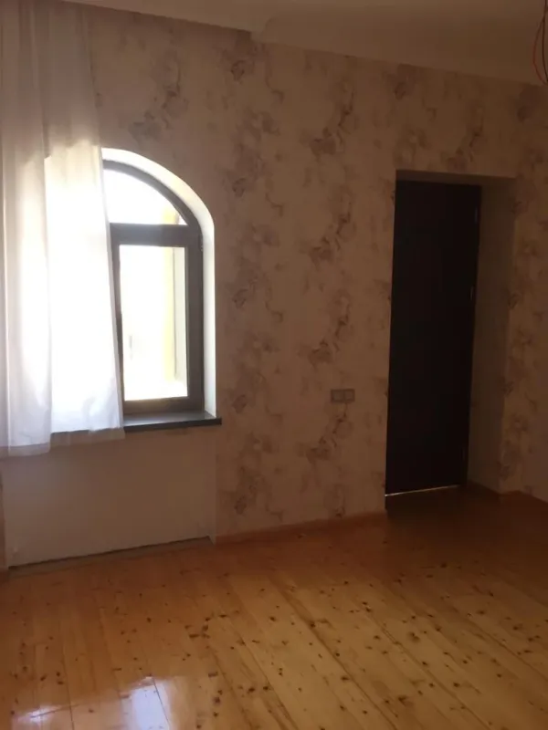 Satılır 6 otaqlı həyət evi 200 m²