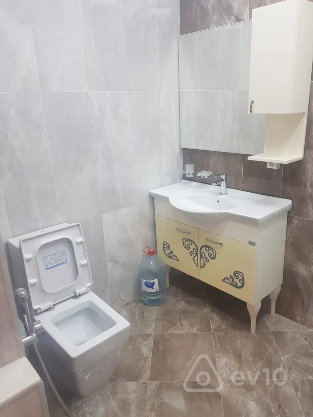 Kirayə verilir 5 otaqlı yeni tikili 225 m²