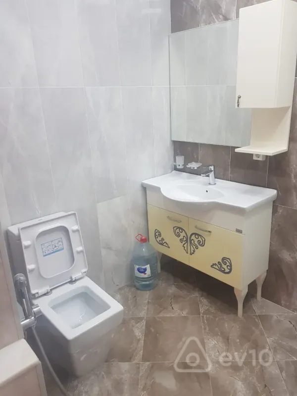 Kirayə verilir 5 otaqlı yeni tikili 225 m²