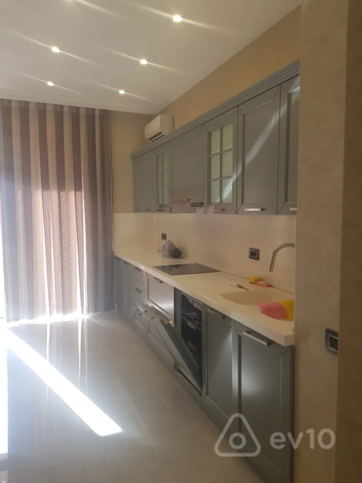 Kirayə verilir 5 otaqlı yeni tikili 225 m²