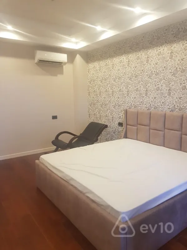 Kirayə verilir 5 otaqlı yeni tikili 225 m²