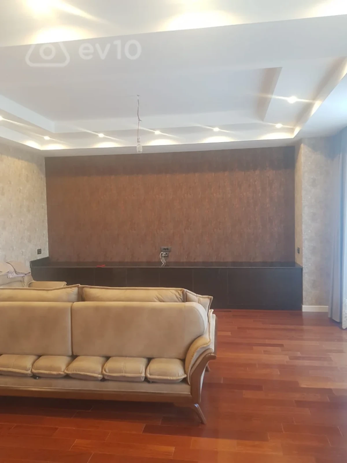 Kirayə verilir 5 otaqlı yeni tikili 225 m²