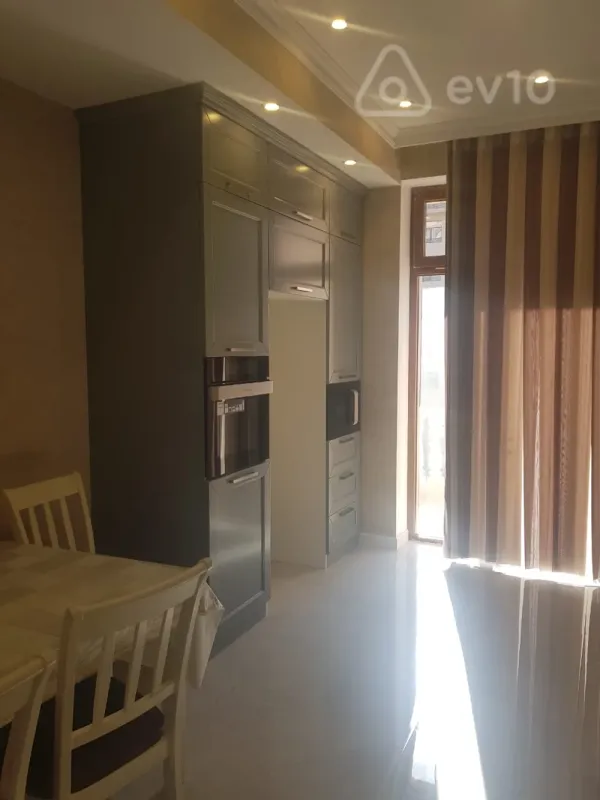 Kirayə verilir 5 otaqlı yeni tikili 225 m²