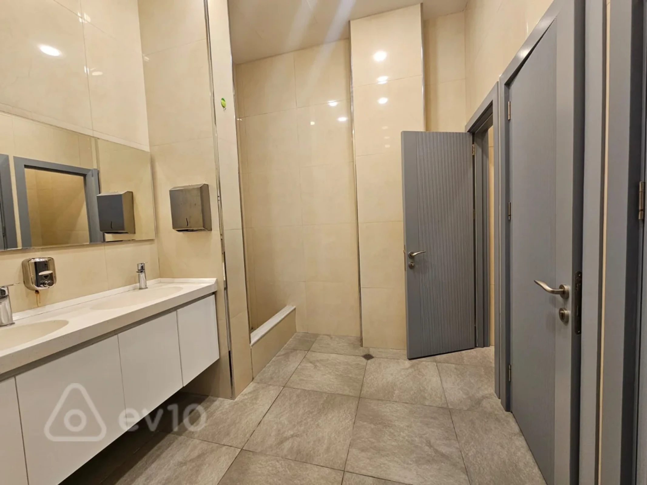 Kirayə verilir mənzil 1100 m²