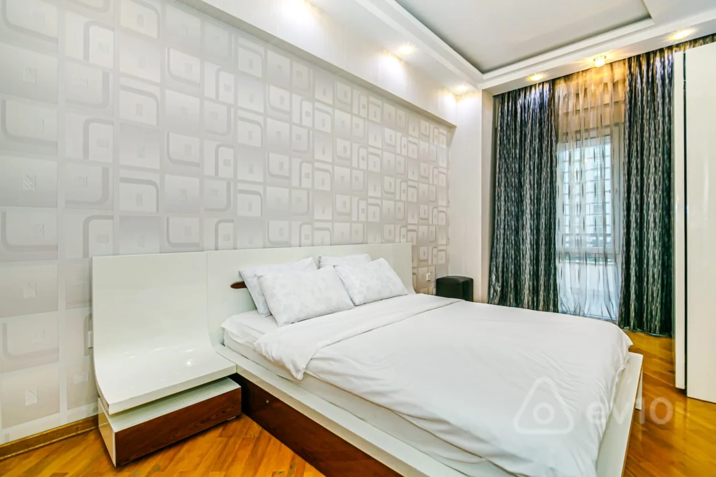 Kirayə verilir 4 otaqlı yeni tikili 250 m²