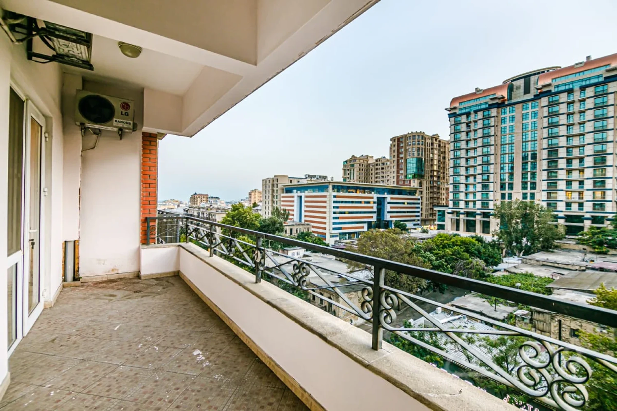 Kirayə verilir 4 otaqlı yeni tikili 250 m²