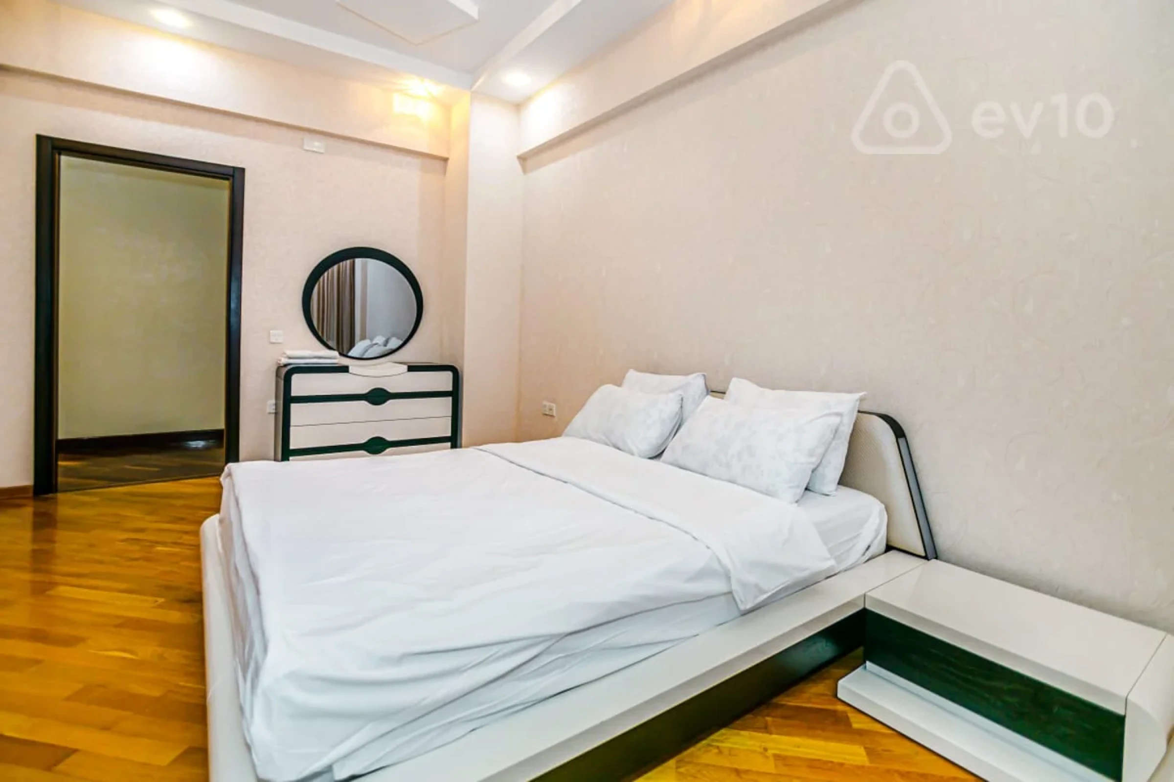 Kirayə verilir 4 otaqlı yeni tikili 250 m²