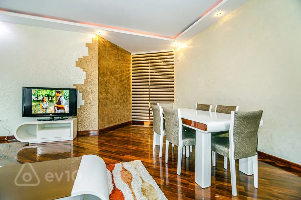 Kirayə verilir 4 otaqlı yeni tikili 250 m²