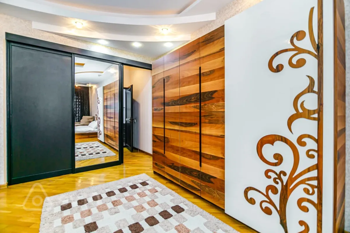 Kirayə verilir 4 otaqlı yeni tikili 250 m²