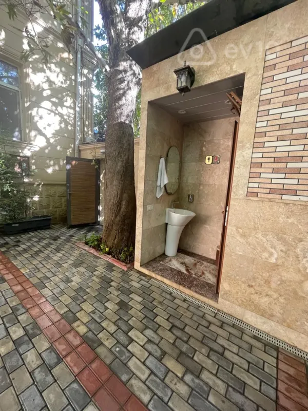 Satılır 8 otaqlı həyət evi 500 m²