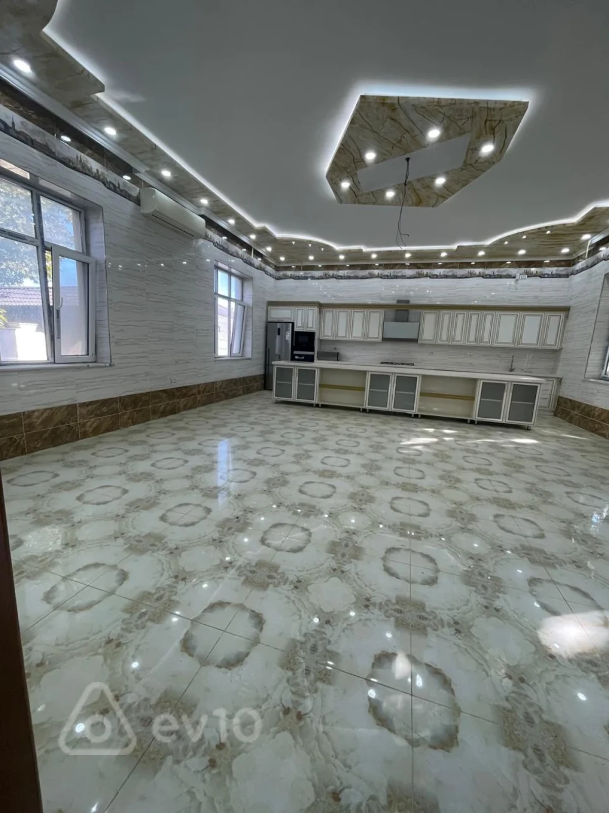 Satılır 8 otaqlı həyət evi 500 m²