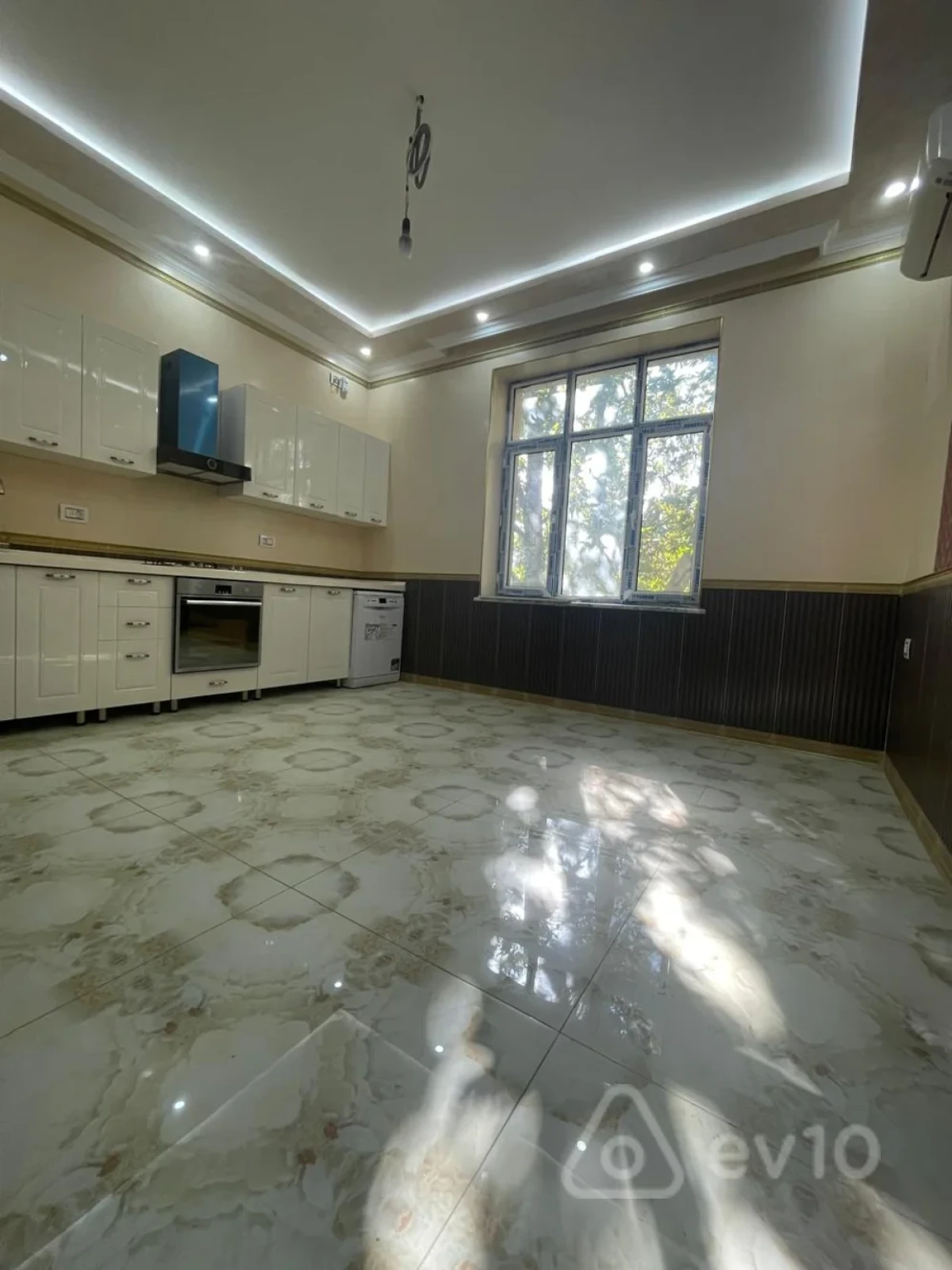 Satılır 8 otaqlı həyət evi 500 m²