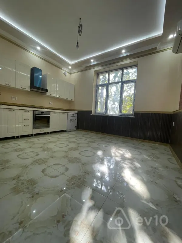 Satılır 8 otaqlı həyət evi 500 m²