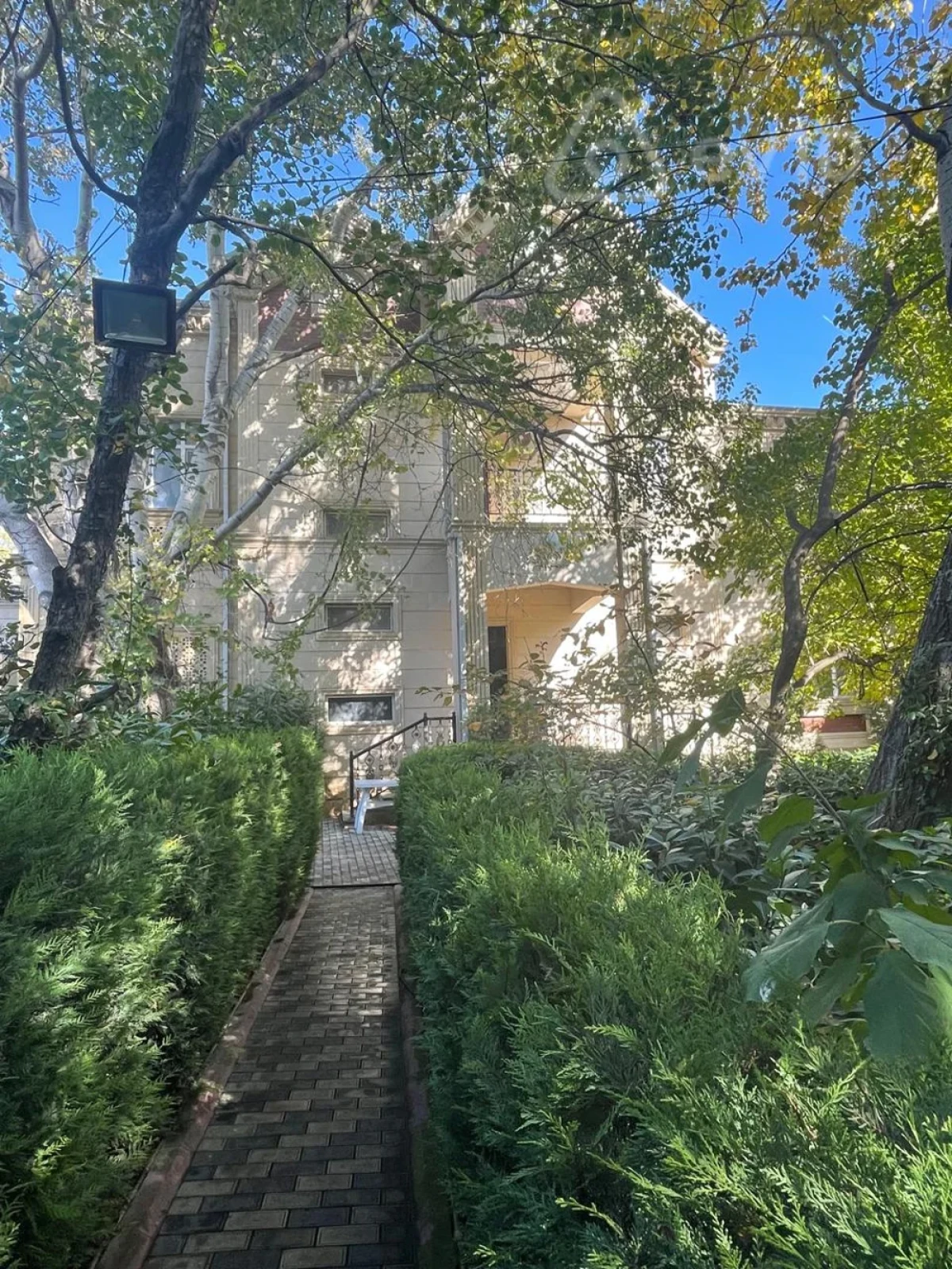 Satılır 8 otaqlı həyət evi 500 m²