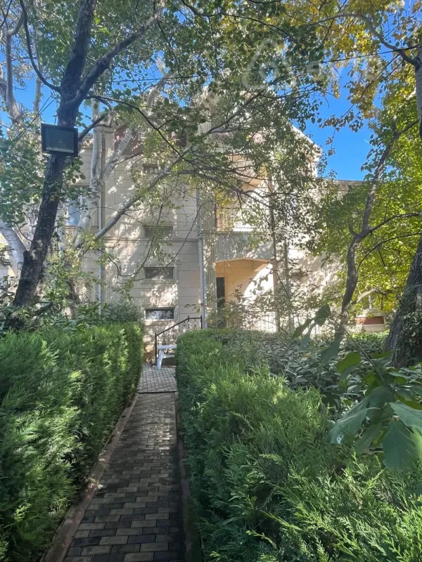 Satılır 8 otaqlı həyət evi 500 m²