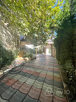 Satılır 8 otaqlı həyət evi 500 m²