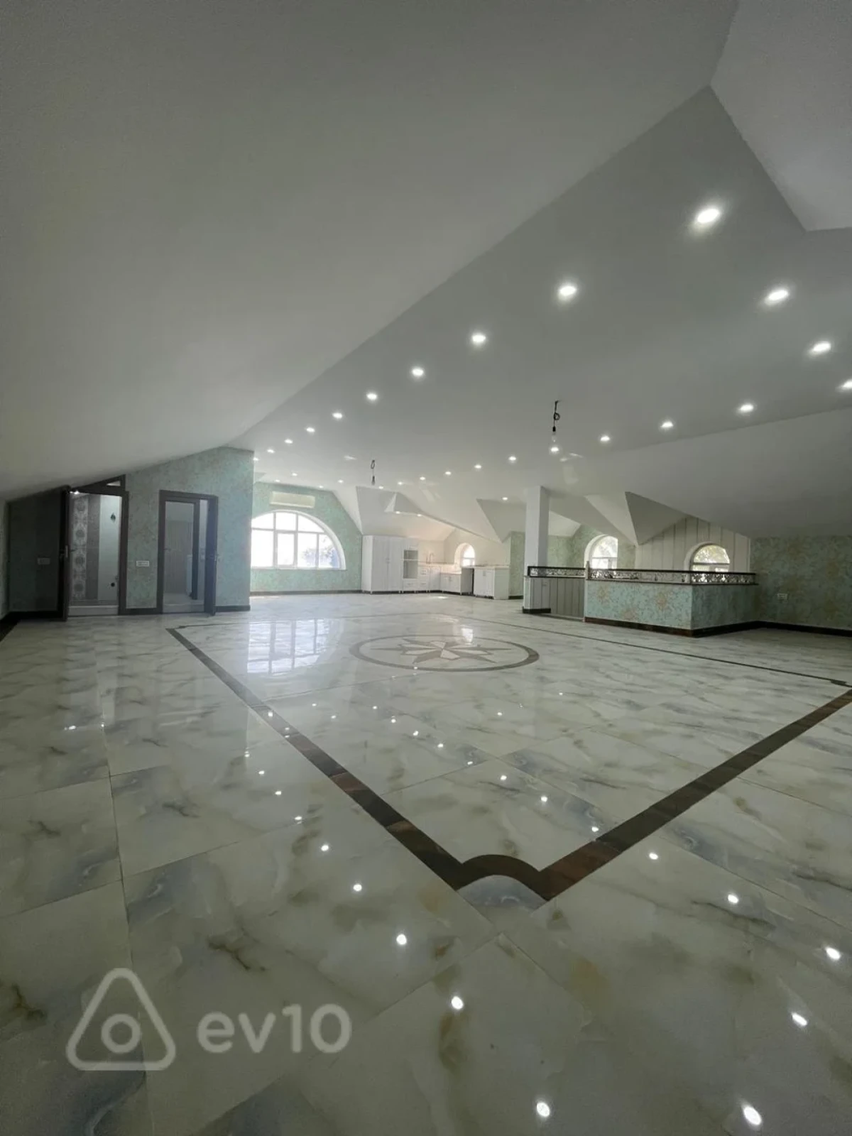 Satılır 8 otaqlı həyət evi 500 m²