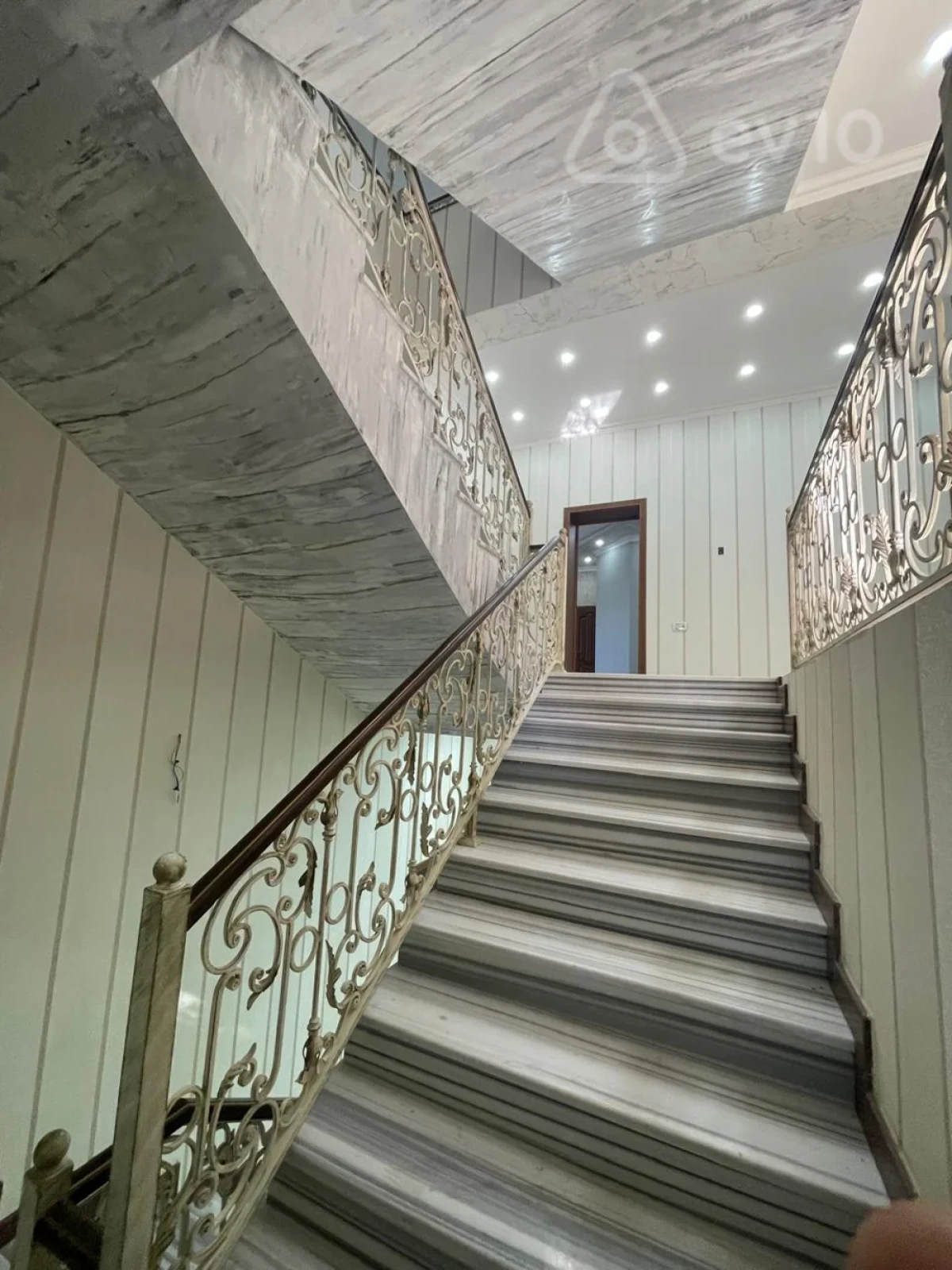 Satılır 8 otaqlı həyət evi 500 m²