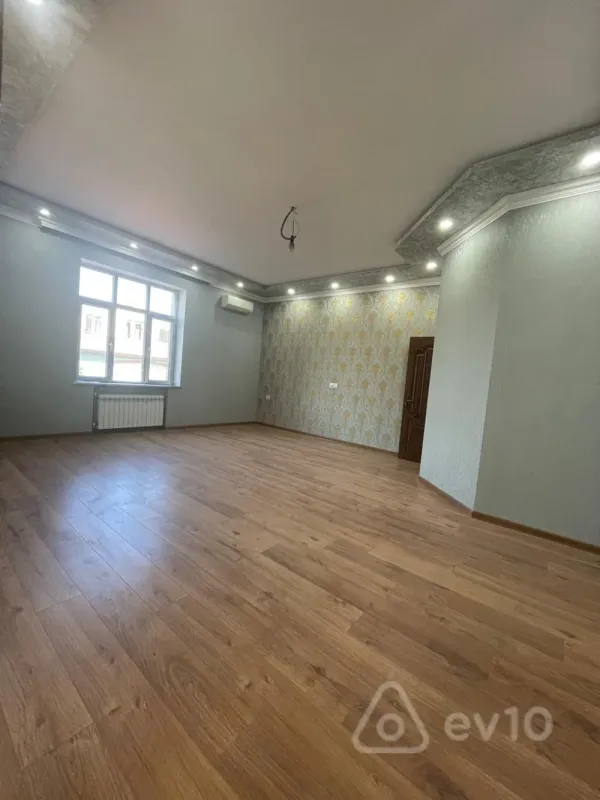Satılır 8 otaqlı həyət evi 500 m²