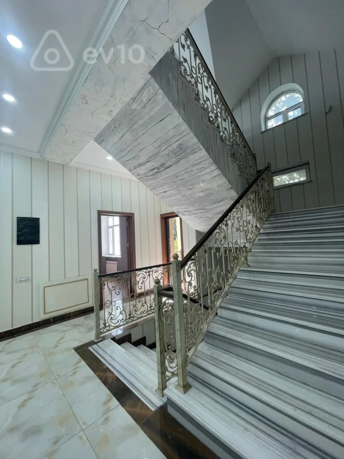 Satılır 8 otaqlı həyət evi 500 m²