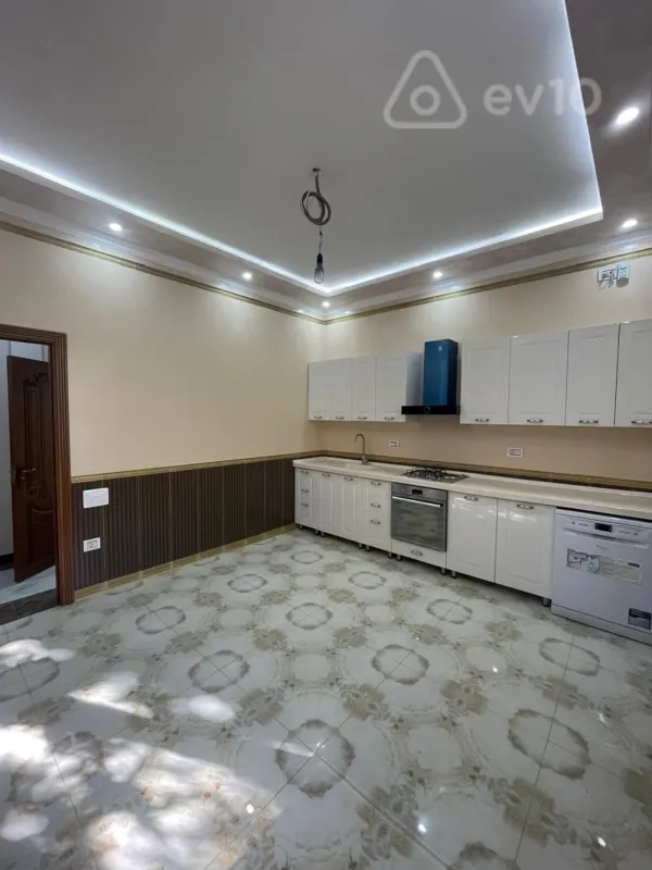 Satılır 8 otaqlı həyət evi 500 m²