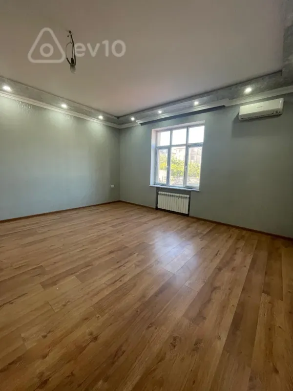 Satılır 8 otaqlı həyət evi 500 m²