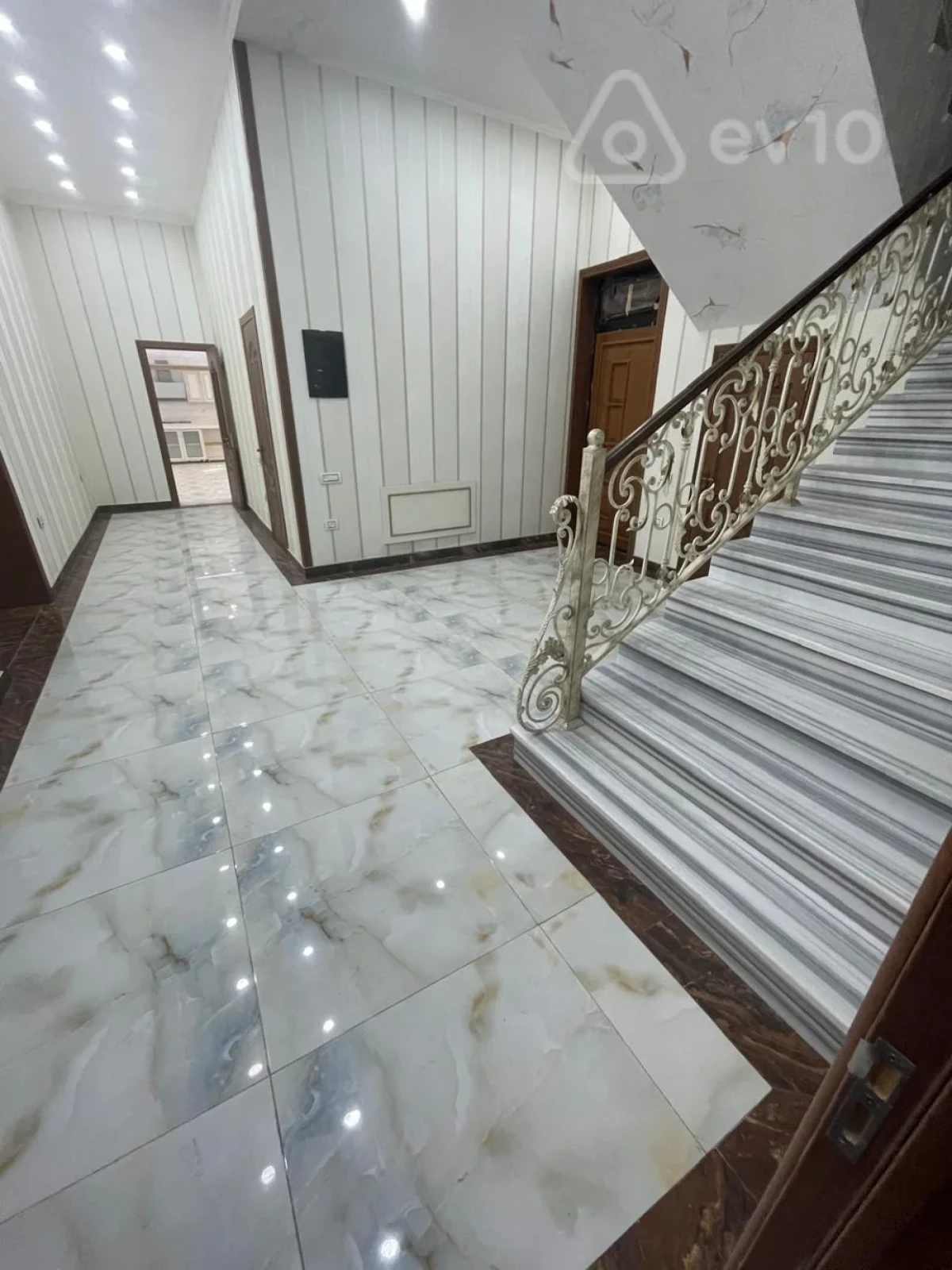 Satılır 8 otaqlı həyət evi 500 m²