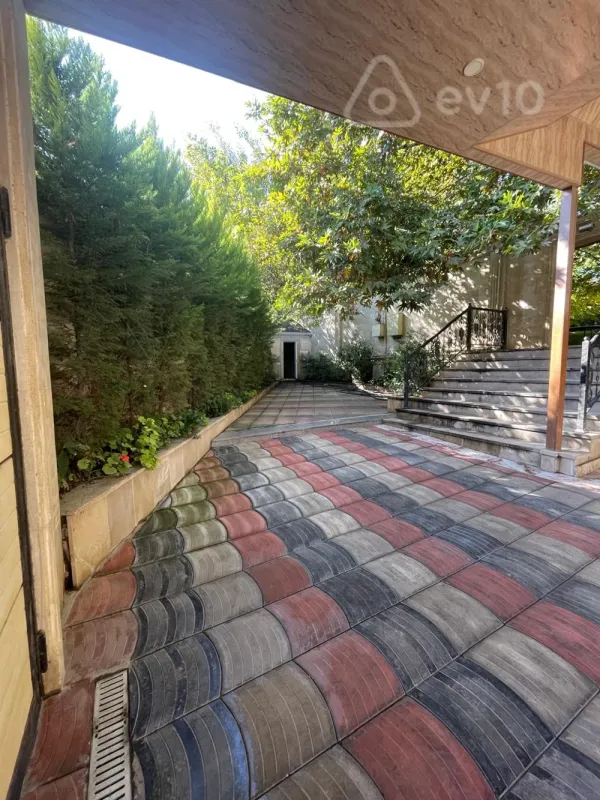 Satılır 8 otaqlı həyət evi 500 m²