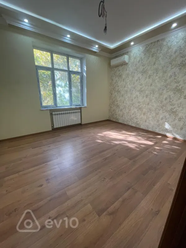 Satılır 8 otaqlı həyət evi 500 m²