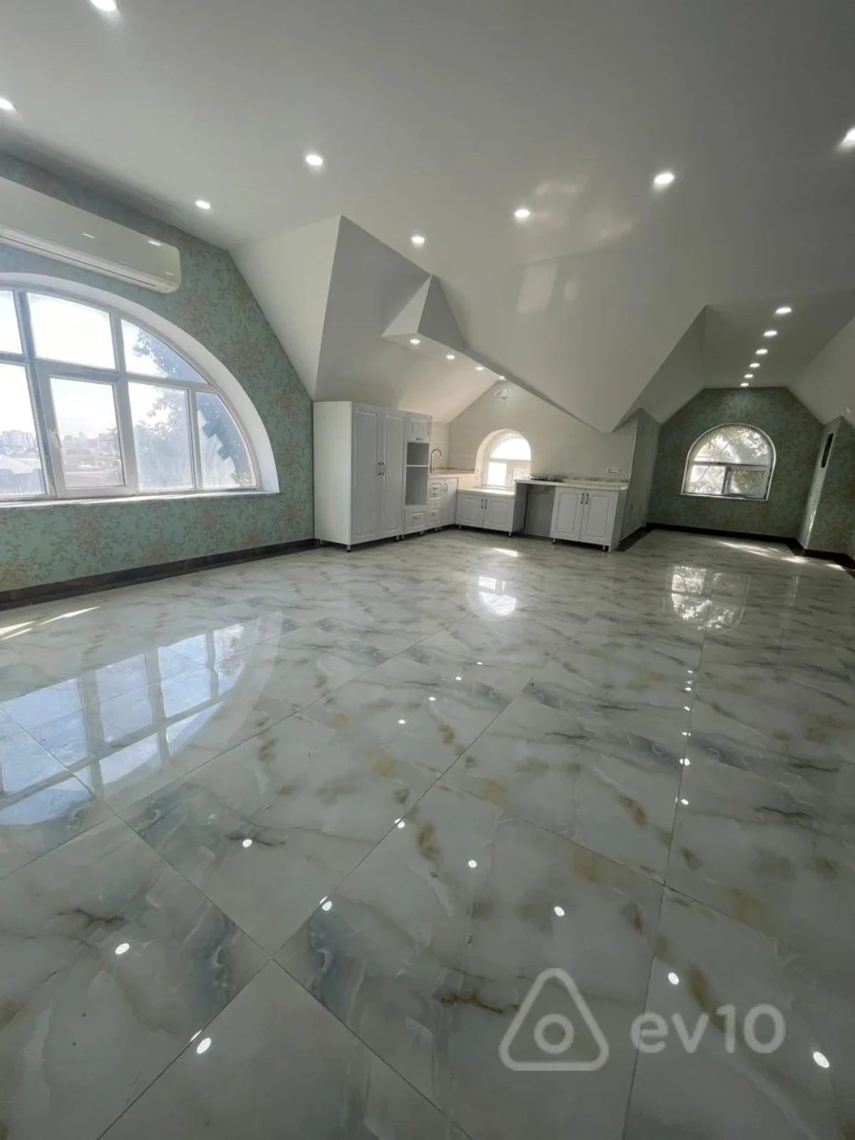 Satılır 8 otaqlı həyət evi 500 m²
