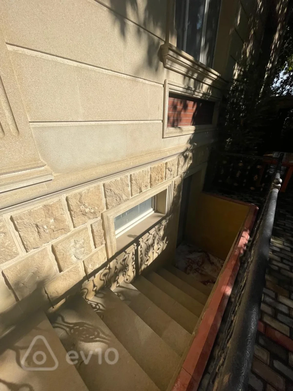 Satılır 8 otaqlı həyət evi 500 m²