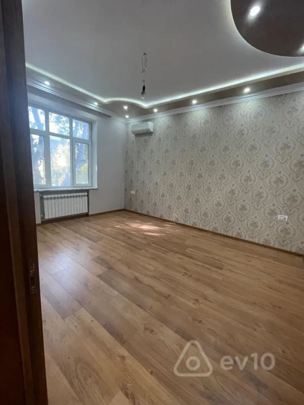 Satılır 8 otaqlı həyət evi 500 m²