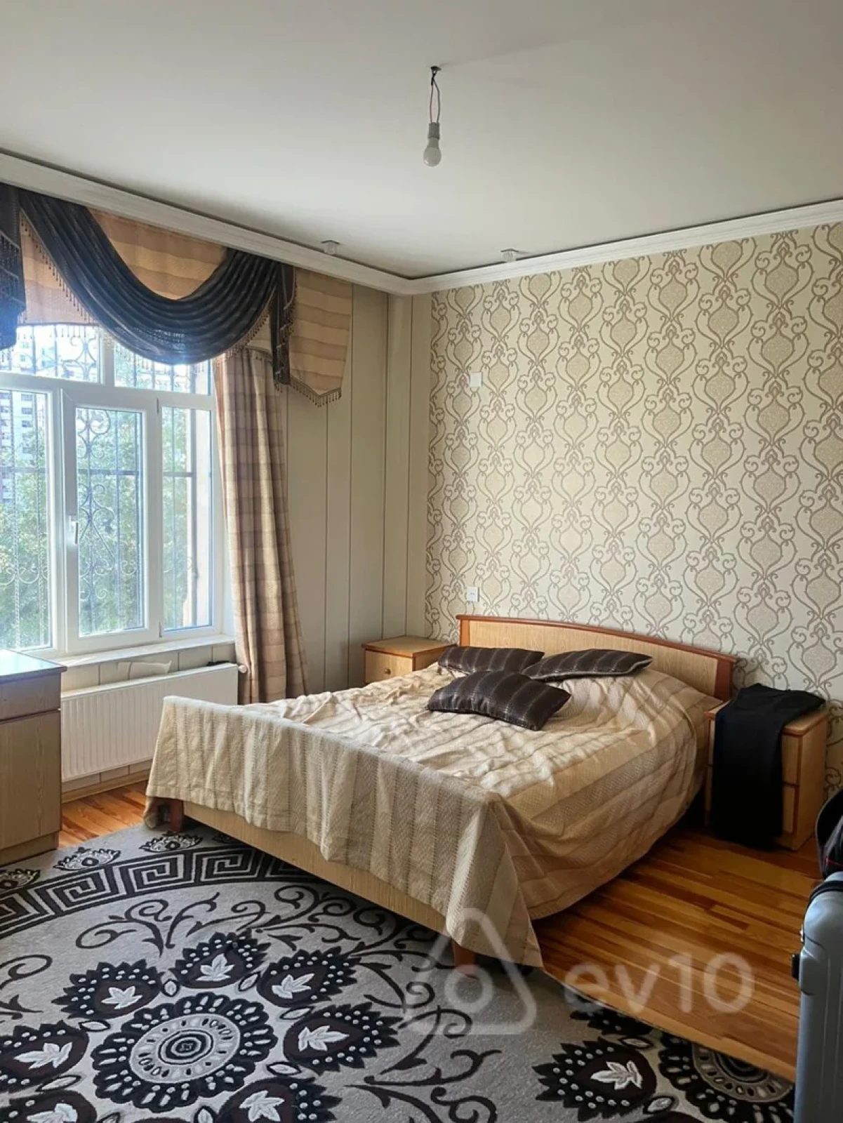 Satılır 6 otaqlı həyət evi 240 m²