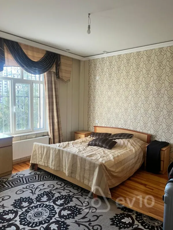 Satılır 6 otaqlı həyət evi 240 m²