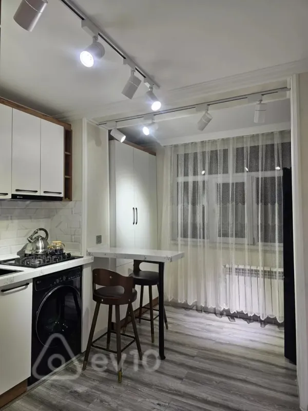 Satılır 2 otaqlı köhnə tikili 65 m²