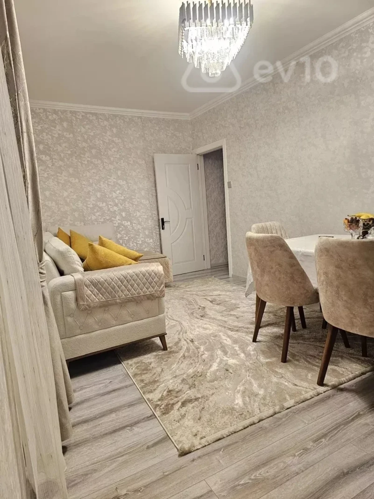Satılır 2 otaqlı köhnə tikili 65 m²