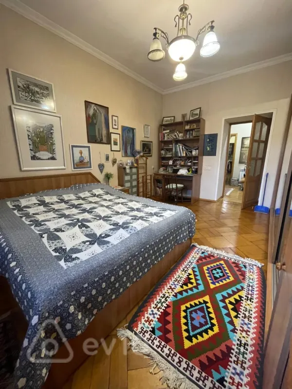 Satılır 4 otaqlı köhnə tikili 128 m²