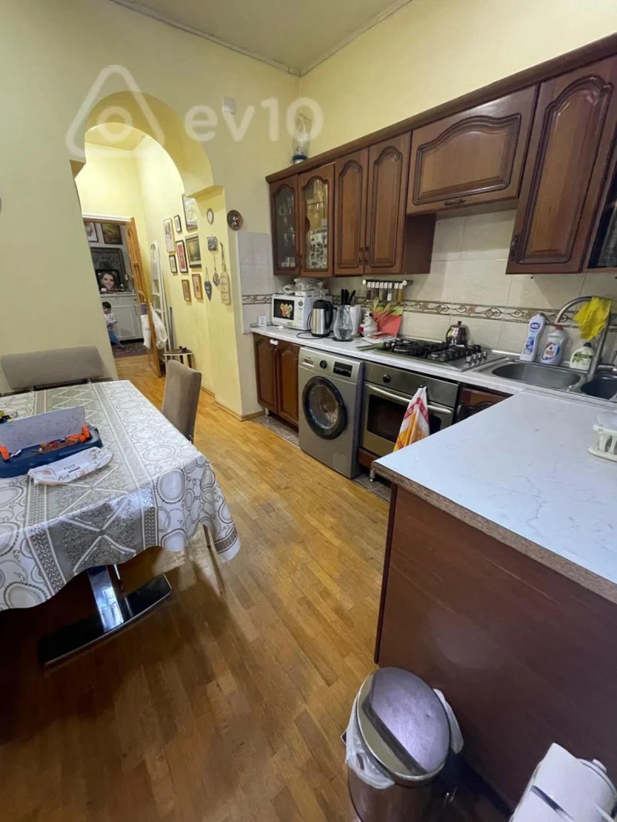 Satılır 4 otaqlı köhnə tikili 128 m²