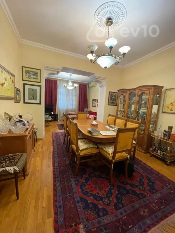 Satılır 4 otaqlı köhnə tikili 128 m²