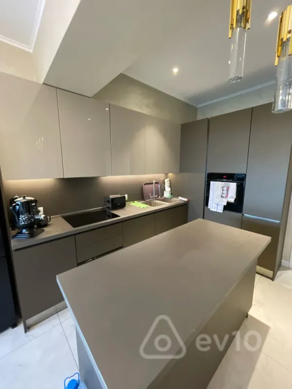 Satılır 4 otaqlı yeni tikili 200 m²