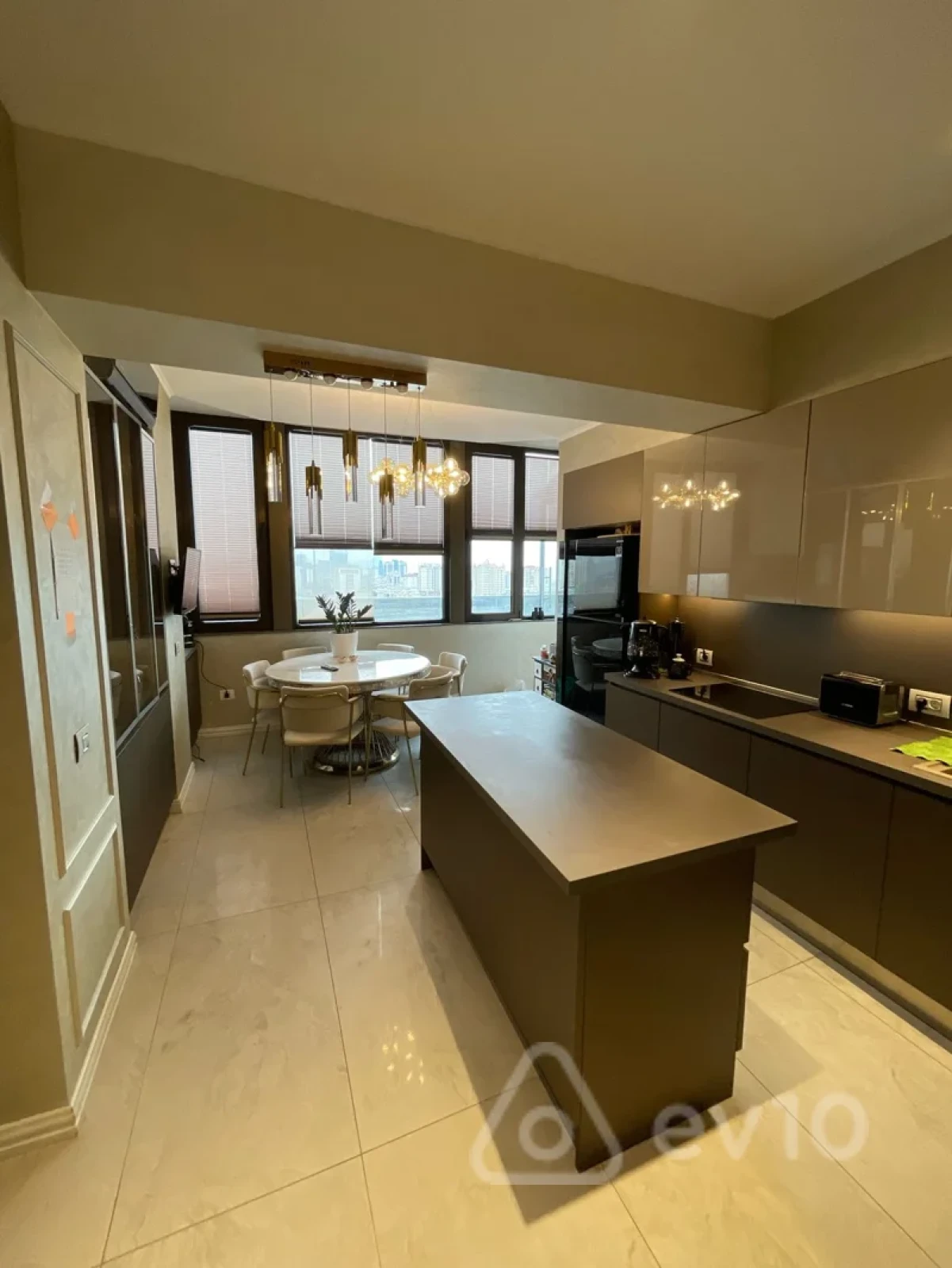 Satılır 4 otaqlı yeni tikili 200 m²