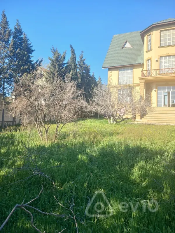 Satılır 8 otaqlı həyət evi 1000 m²