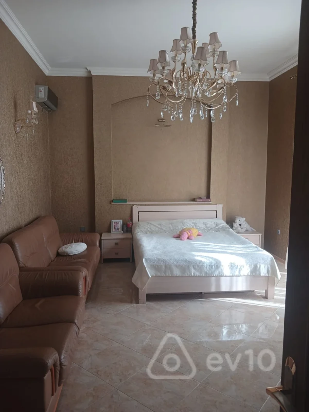 Satılır 8 otaqlı həyət evi 1000 m²