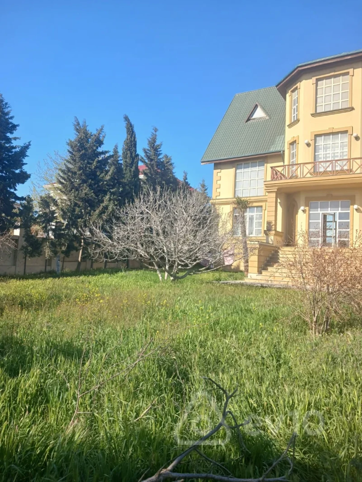 Satılır 8 otaqlı həyət evi 1000 m²