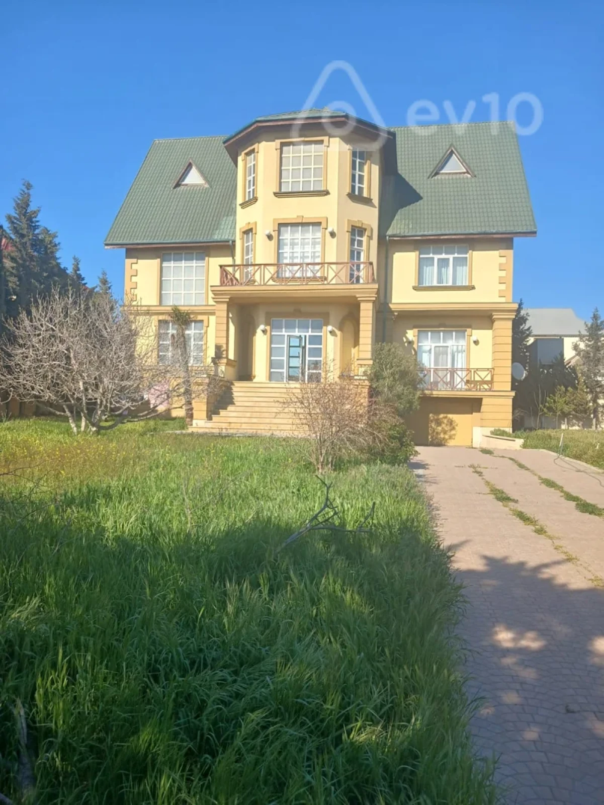 Satılır 8 otaqlı həyət evi 1000 m²