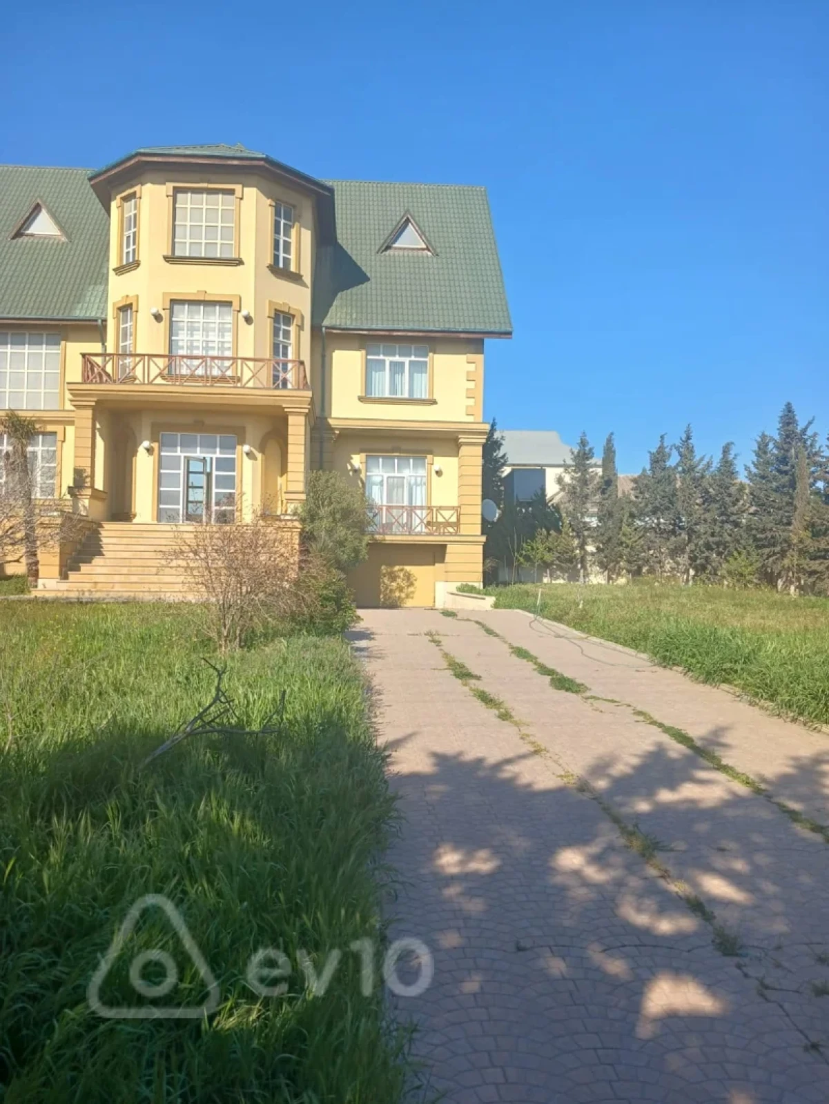 Satılır 8 otaqlı həyət evi 1000 m²