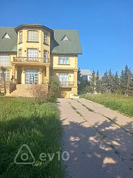 Satılır 8 otaqlı həyət evi 1000 m²