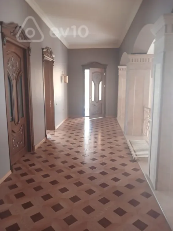 Satılır 8 otaqlı həyət evi 1000 m²