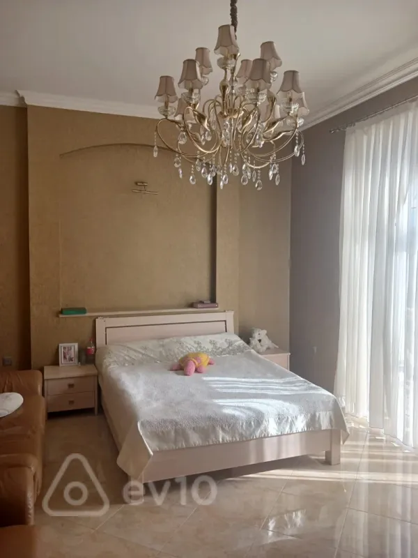 Satılır 8 otaqlı həyət evi 1000 m²